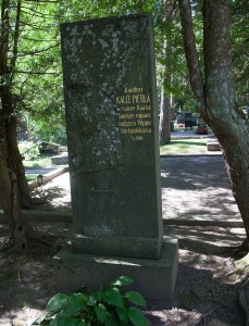 En stupad vitgardists grav på samma gravplats.