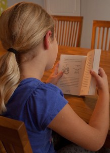Flickor ägnar sig i högre grad åt aktiviteter som leder till bättre läsförståelse.